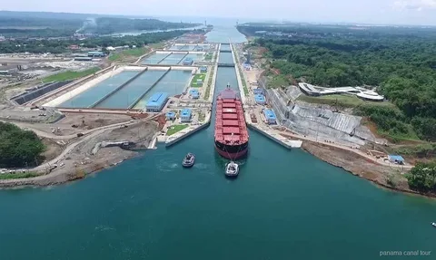 Schiff bei der Durchfahrt der Agua-Clara-Schleusen an der Atlantikseite des Panamakanals
