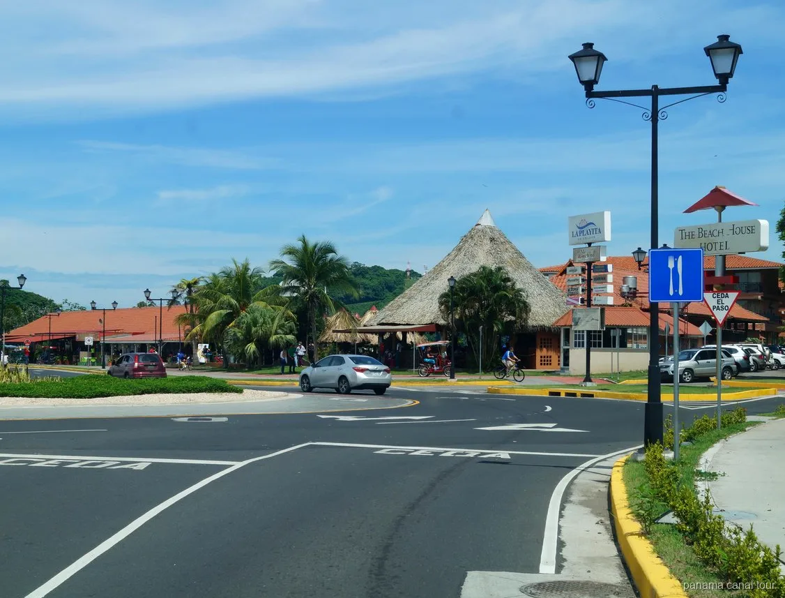 Guide erklärt das Schleusensystem des Panamakanals den Tourteilnehmern