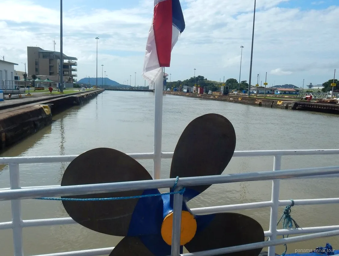 Boot der Panamakanal Bootstour angedockt in Gamboa