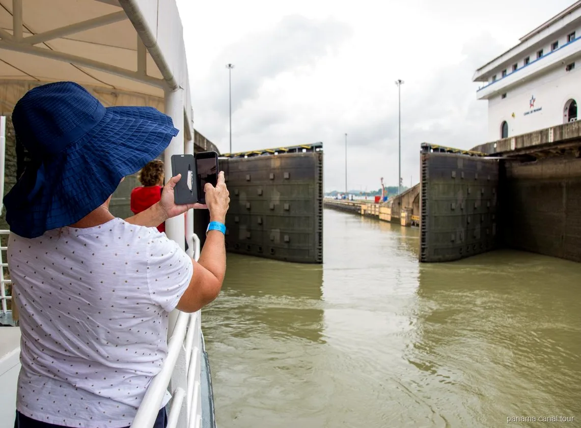 Sich füllende Schleusenkammer des Panamakanals während der Vollpassage